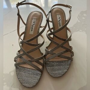 Nina Women’s Neptune-Steel Luna Vinyl Strappy Heels Size 8M Silver Glitter